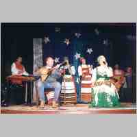 905-1243 Koenigsberg 2003. Ein Folkloreabend in der Luisenkirche. Holger Schmidtke musste auf der Buehne mitwirken. (Foto Ilse Rudat).jpg